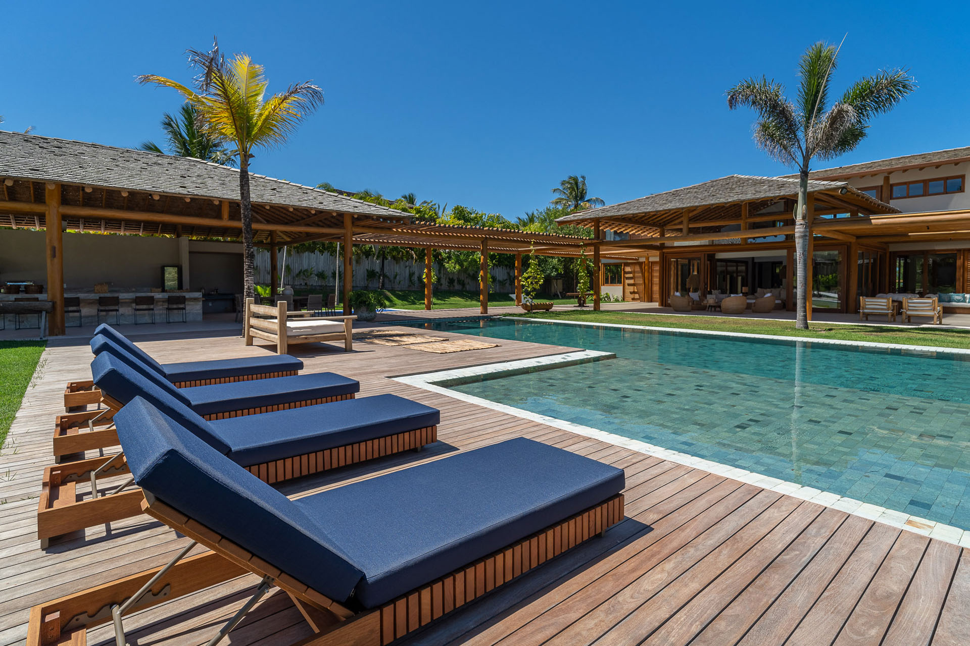 CONSTRUIMOS SONHOS DE</BR>ALTO PADRÃO EM TRANCOSO