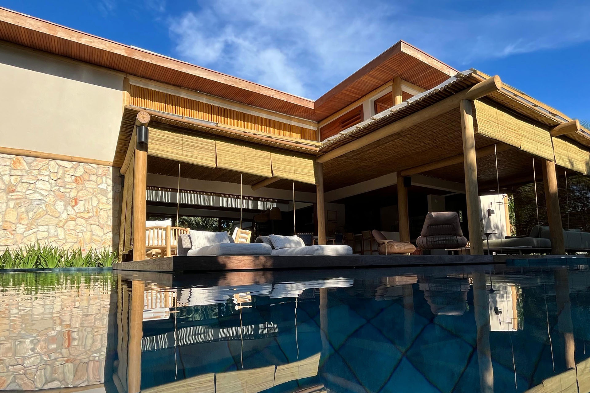 CONSTRUIMOS SONHOS DE</BR>ALTO PADRÃO EM TRANCOSO